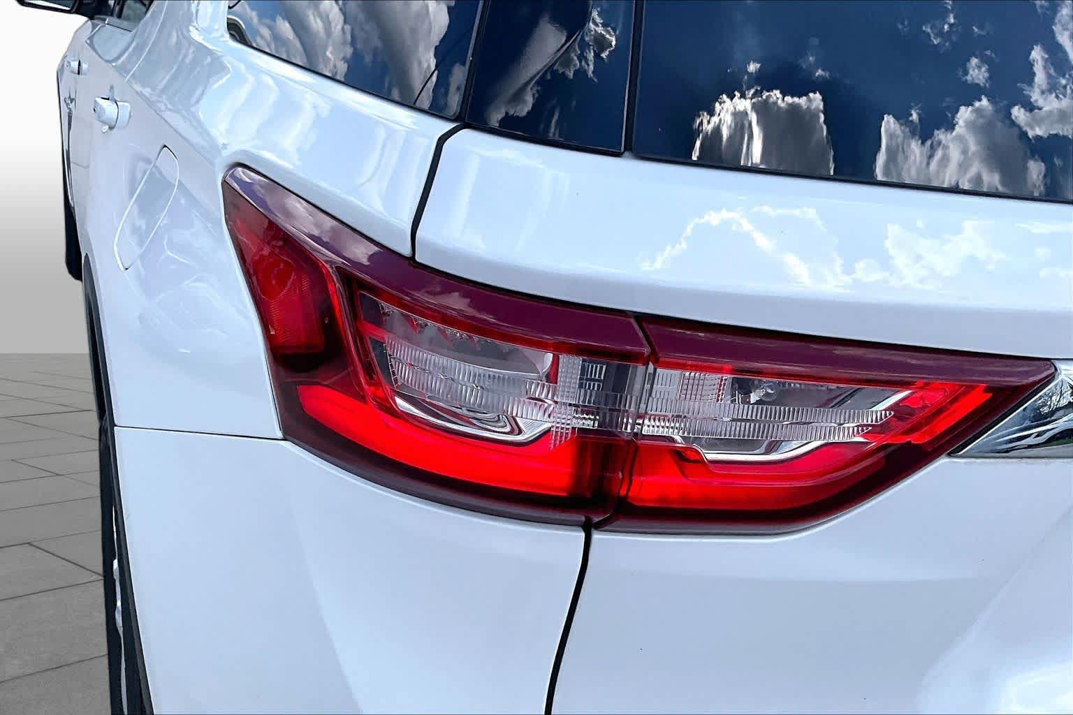 Used 2021 Chevrolet Traverse LT FWD image 27