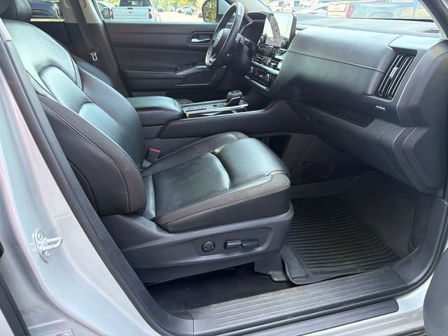 Used 2023 Nissan Pathfinder SL w/ Black Appearance Package FWD image 13