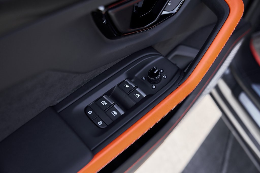 Used 2025 Lamborghini Urus SE image 36