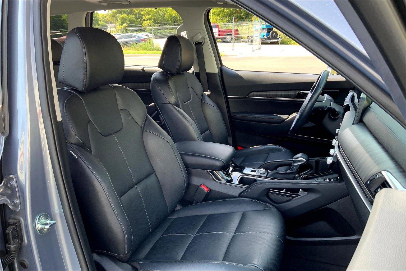 Used 2024 Kia Telluride EX w/ EX Captain's Chair Package image 7