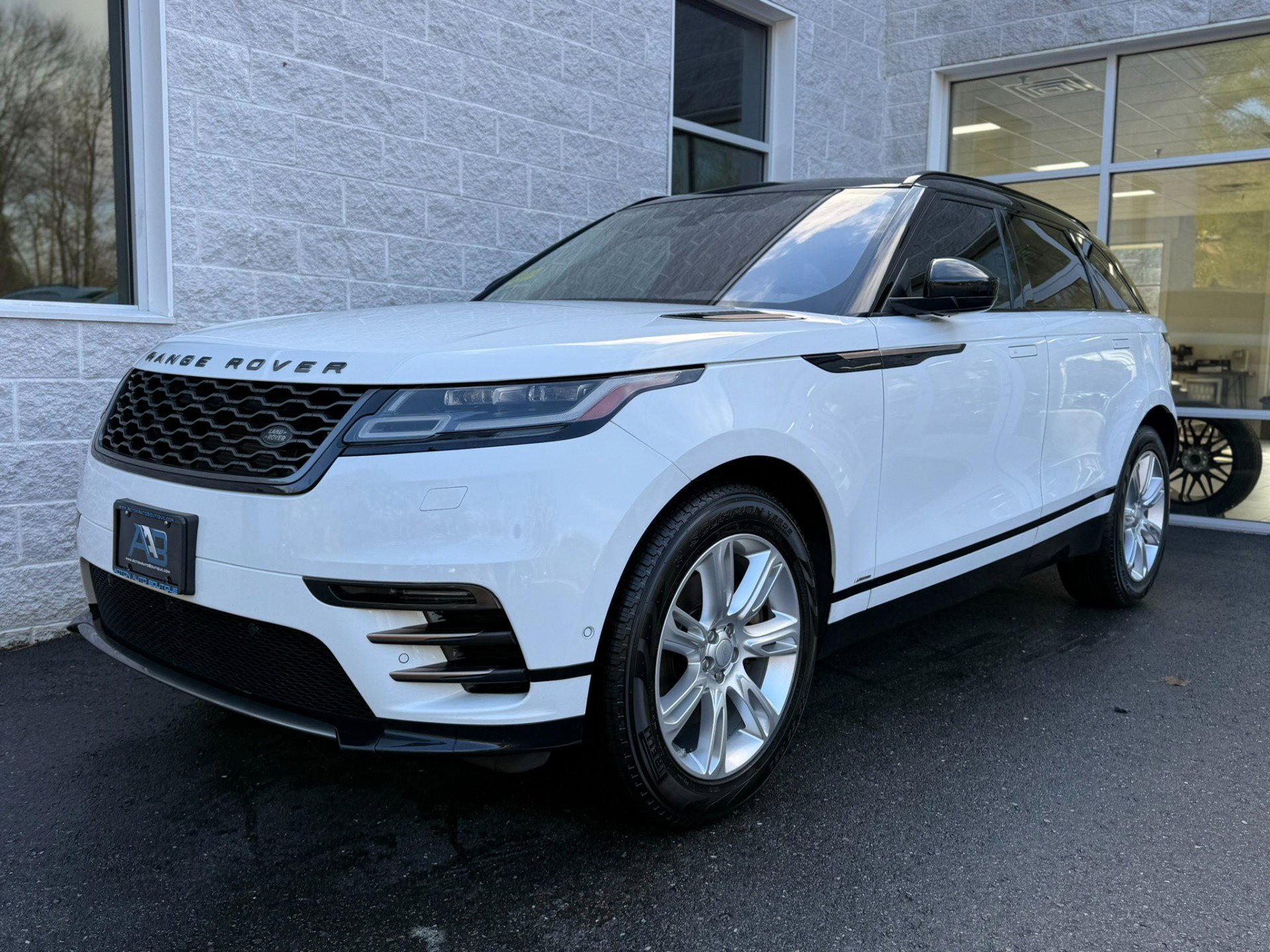 Used 2018 Land Rover Range Rover Velar R-Dynamic SE image 3