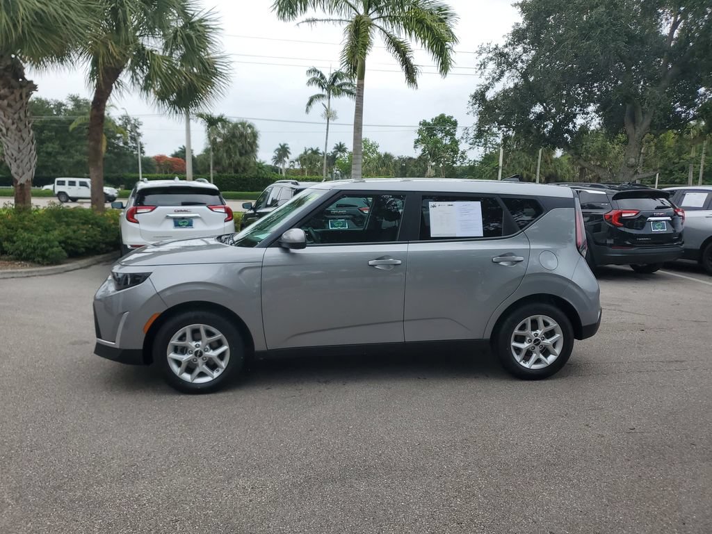 Used 2023 Kia Soul LX w/ LX Technology Package FWD image 2