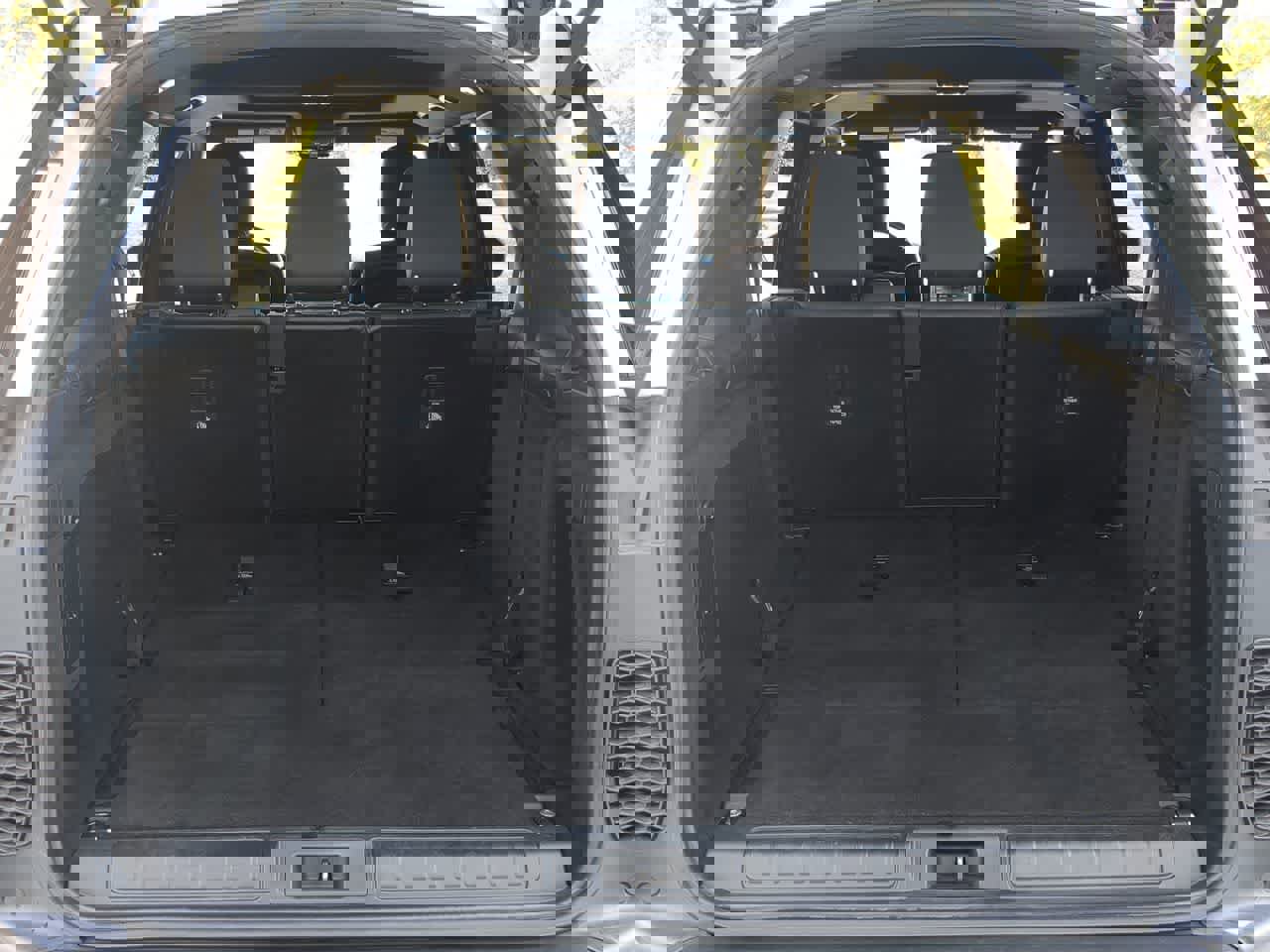 Used 2018 Land Rover Discovery SE image 35