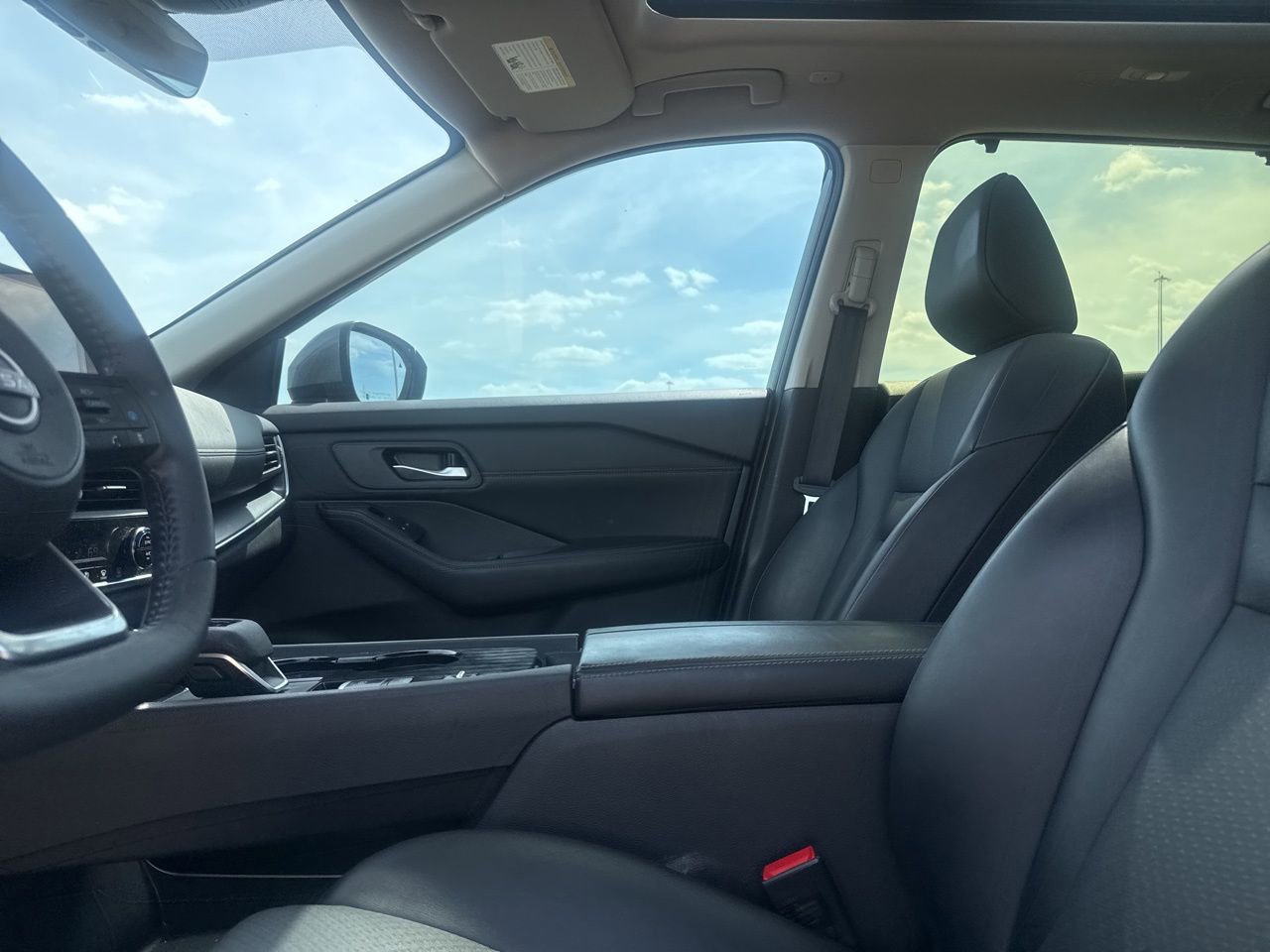 Used 2024 Nissan Rogue SV w/ SV Premium Package image 40