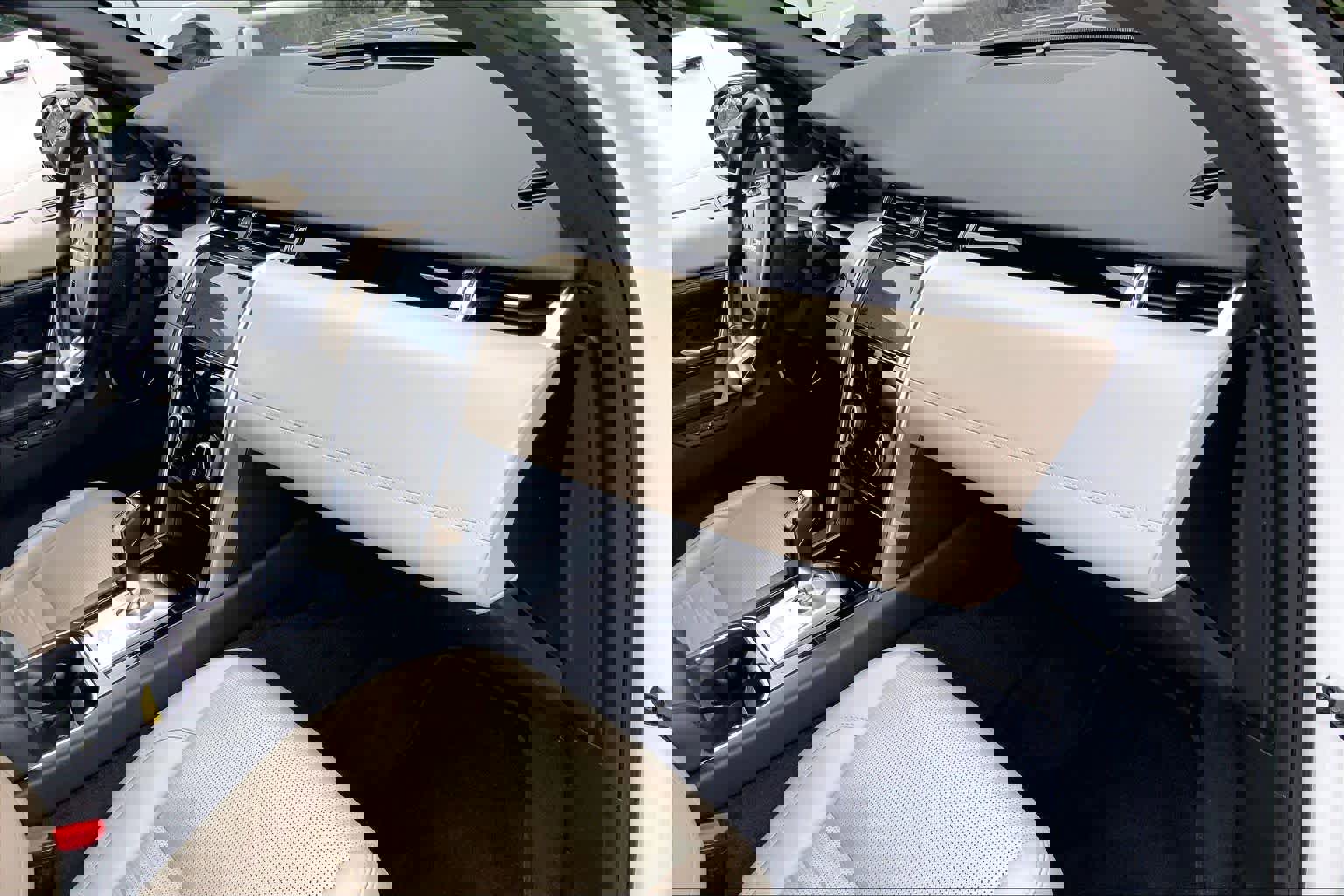 Used 2020 Land Rover Discovery Sport SE image 18