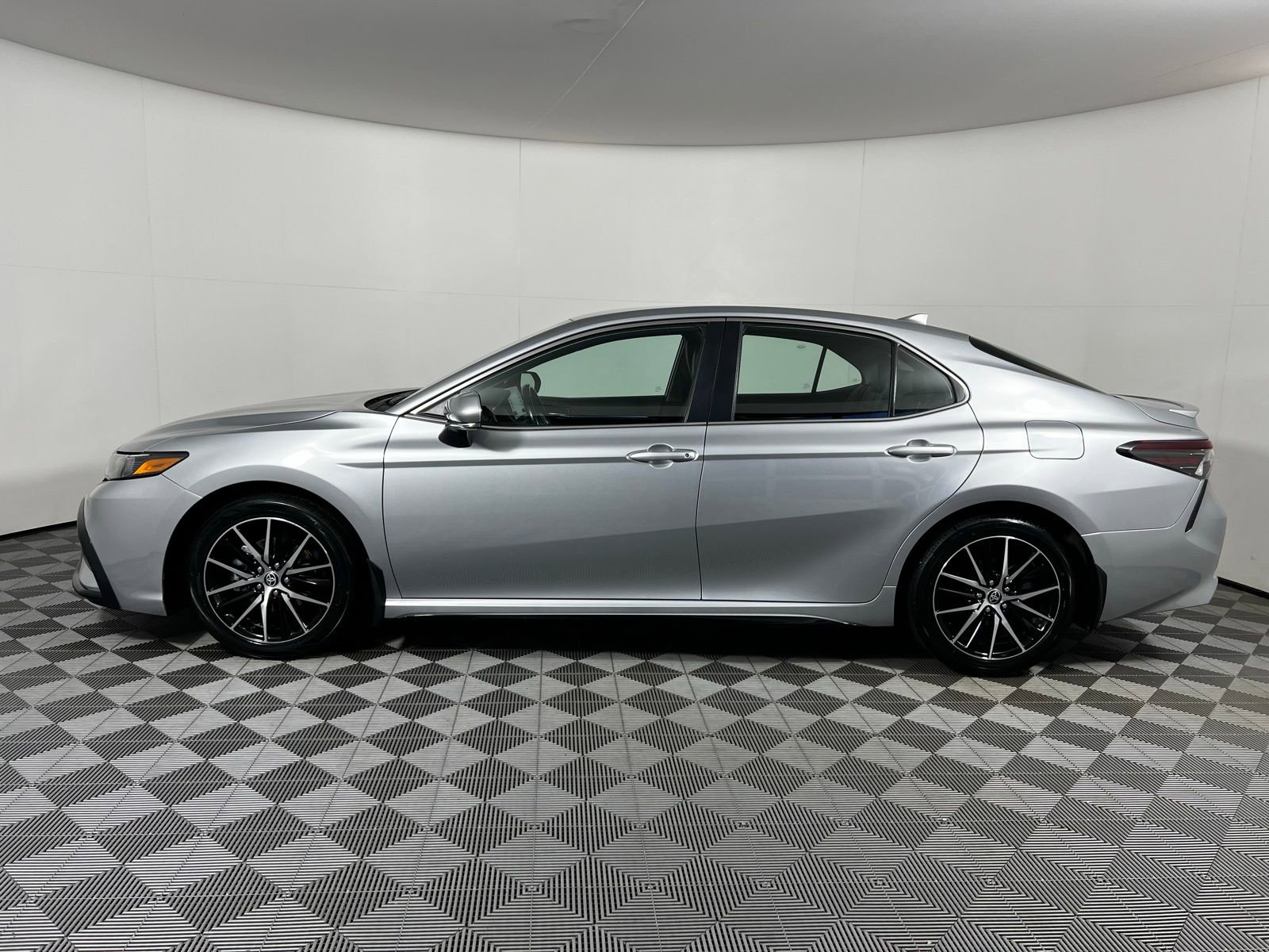 Used 2024 Toyota Camry SE image 8