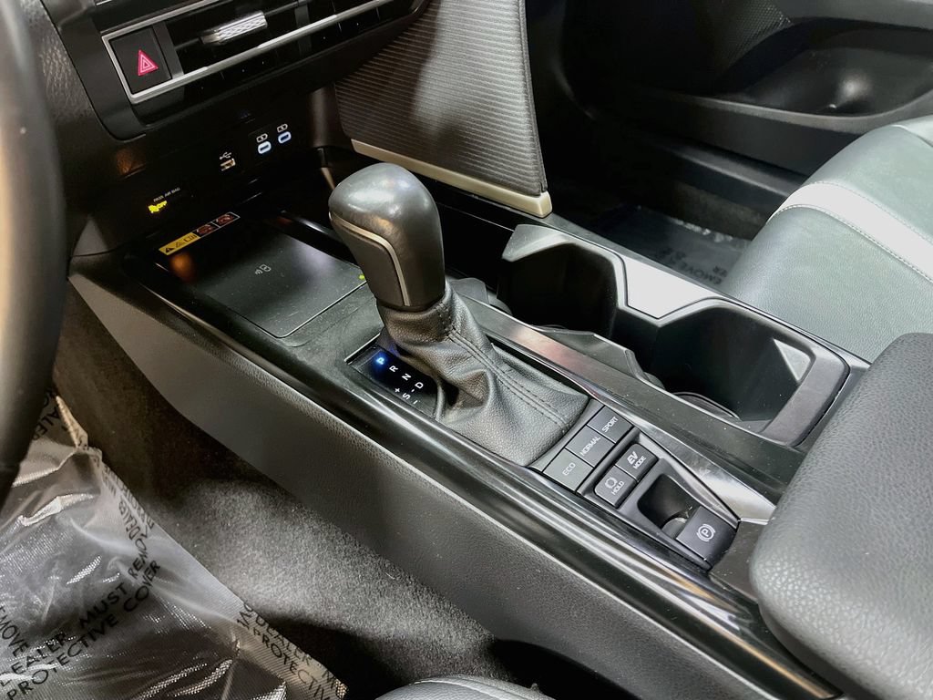 Used 2025 Toyota Camry SE w/ Convenience Package FWD image 17