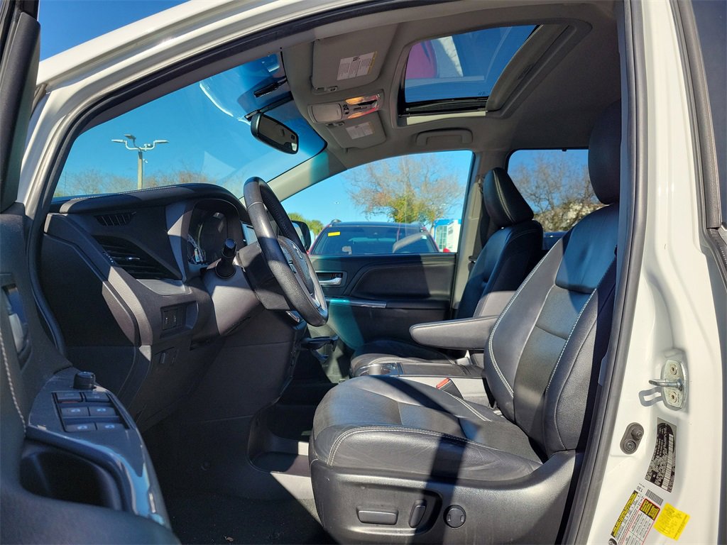 Used 2017 Toyota Sienna SE image 21