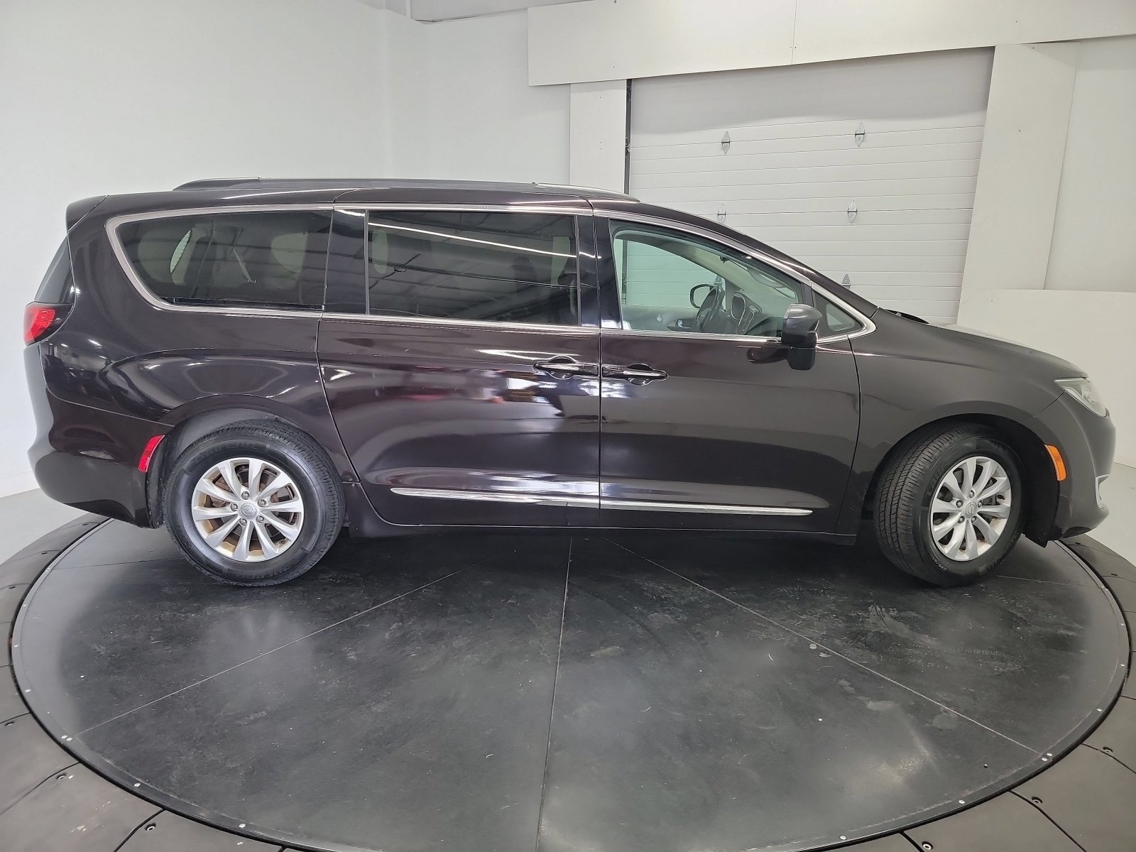 Used 2017 Chrysler Pacifica Touring-L FWD image 11