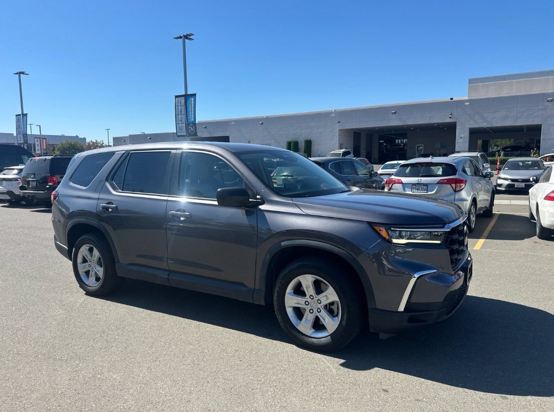 Used 2023 Honda Pilot LX image 2