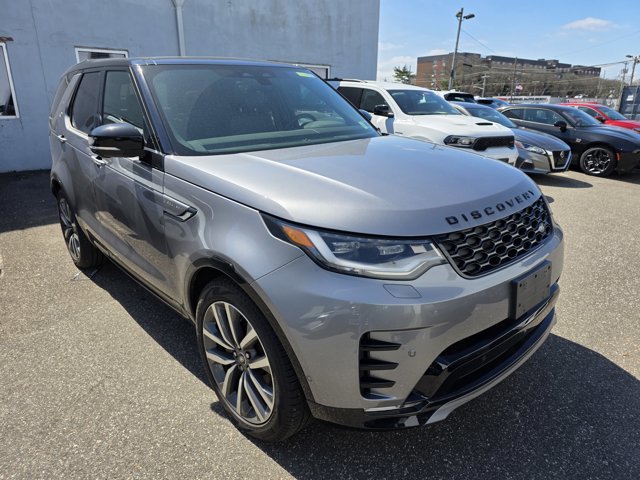 Used 2025 Land Rover Discovery Dynamic SE image 1