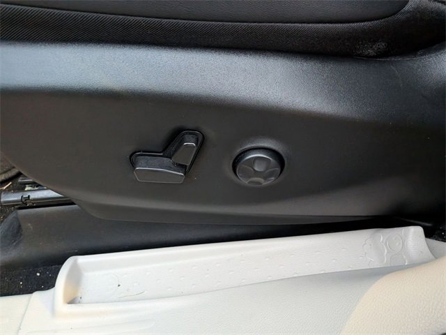 Used 2024 Chrysler Pacifica Touring-L image 13