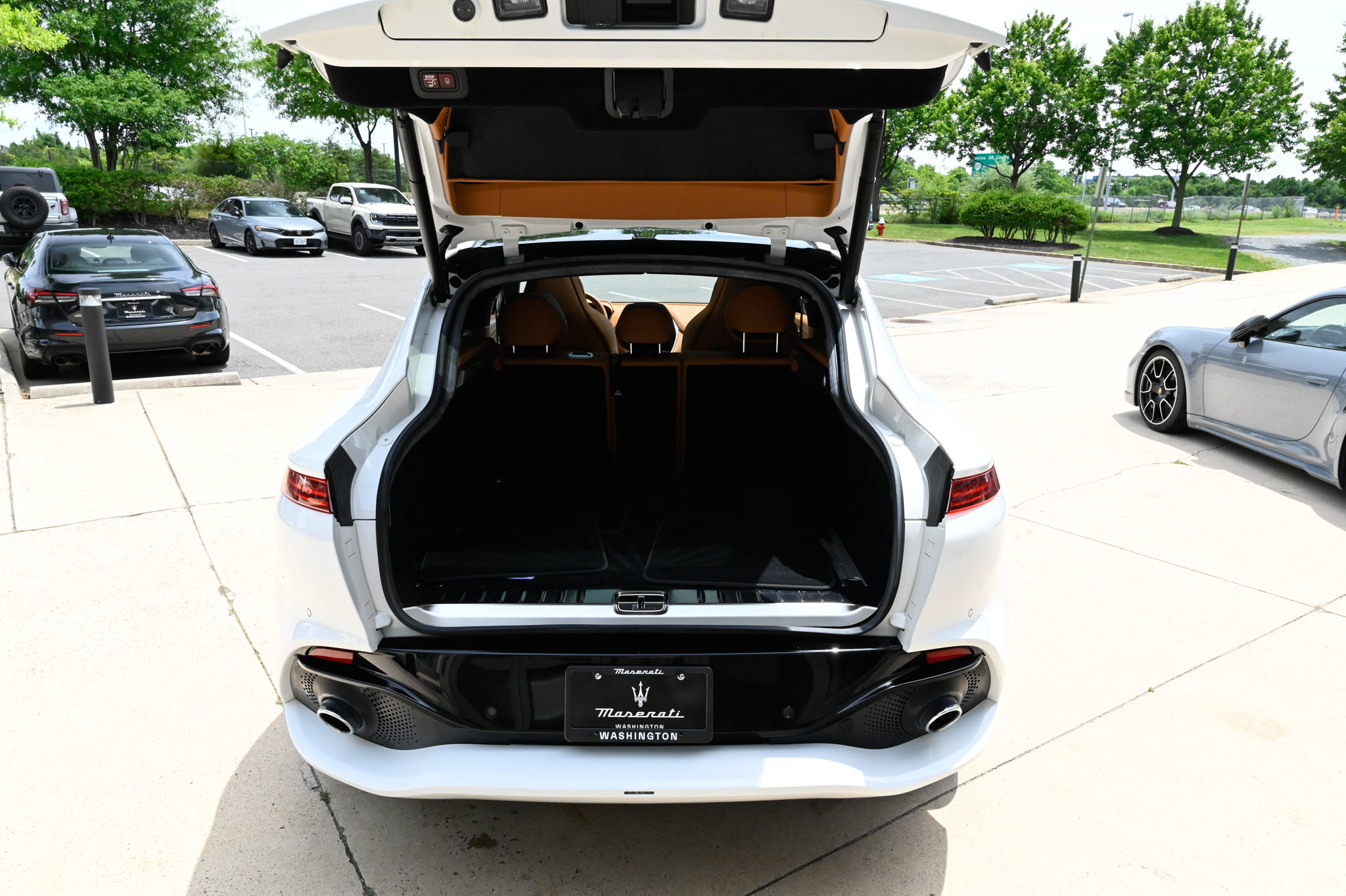 Used 2024 Aston Martin DBX AWD/4WD image 40