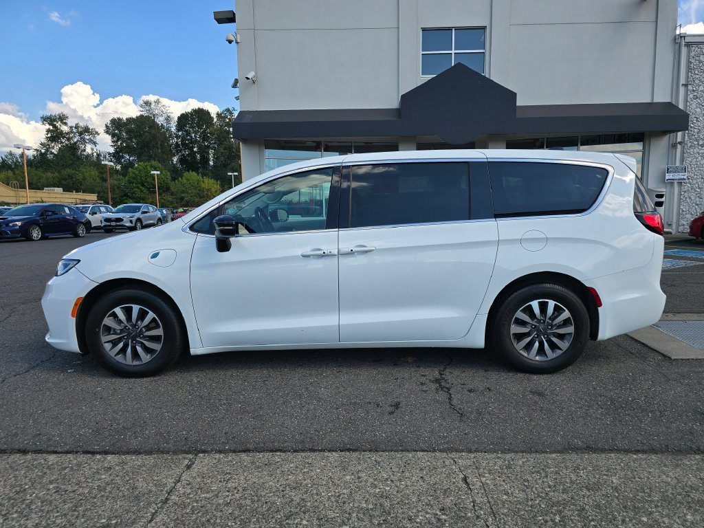 Used 2024 Chrysler Pacifica Limited FWD image 2