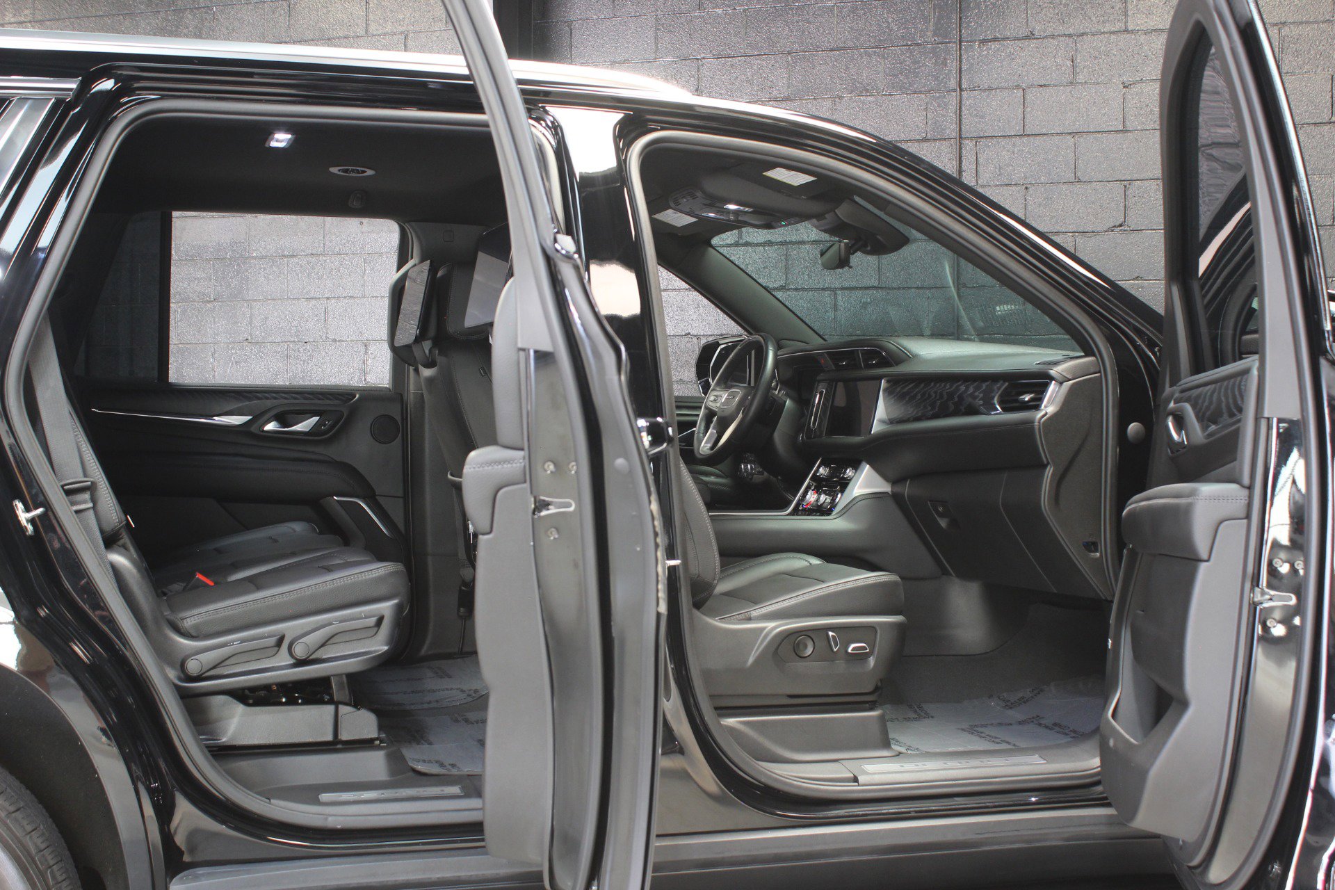 Used 2023 GMC Yukon Denali w/ Advanced Technology Package image 25