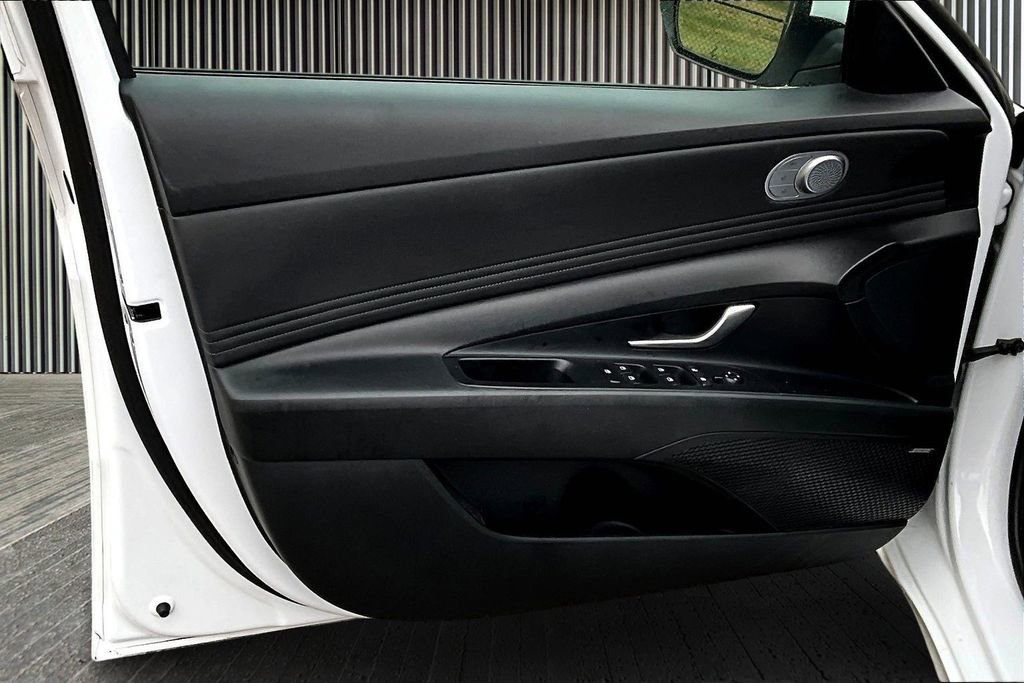 Used 2021 Hyundai Elantra Limited image 24