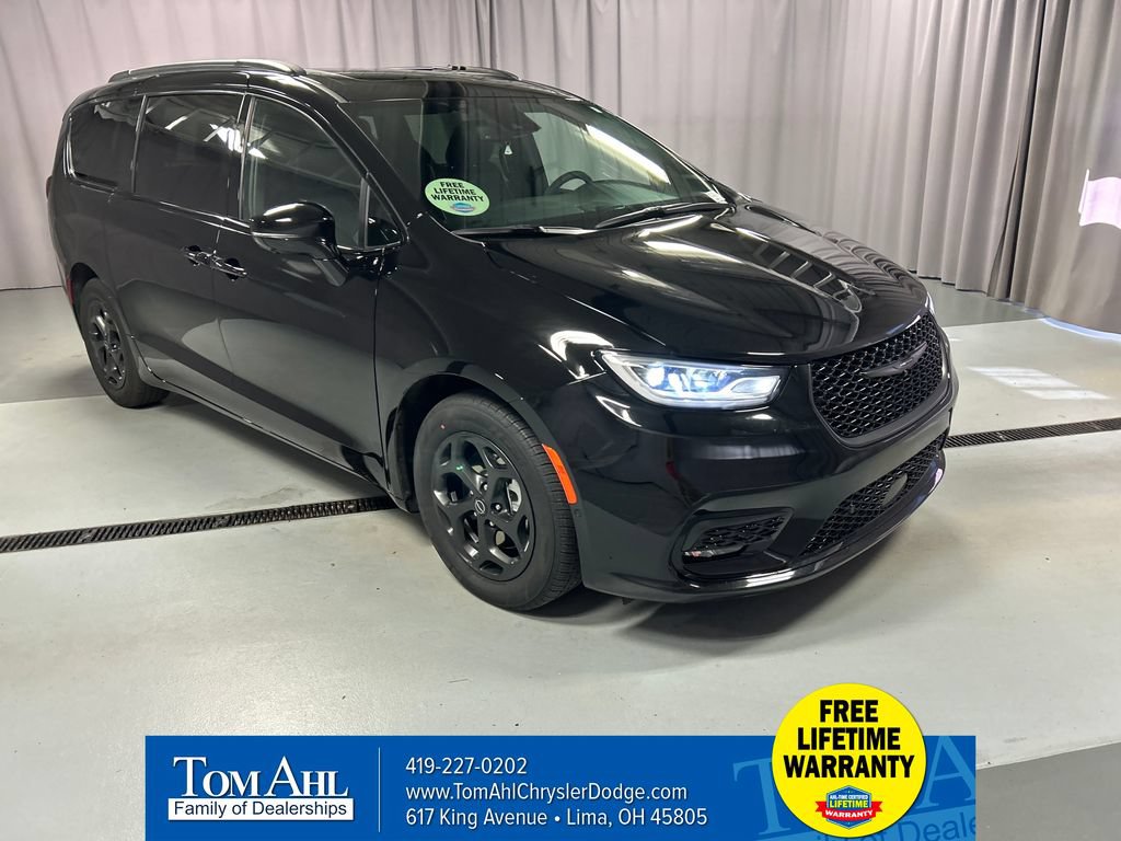 Used 2025 Chrysler Pacifica Premium