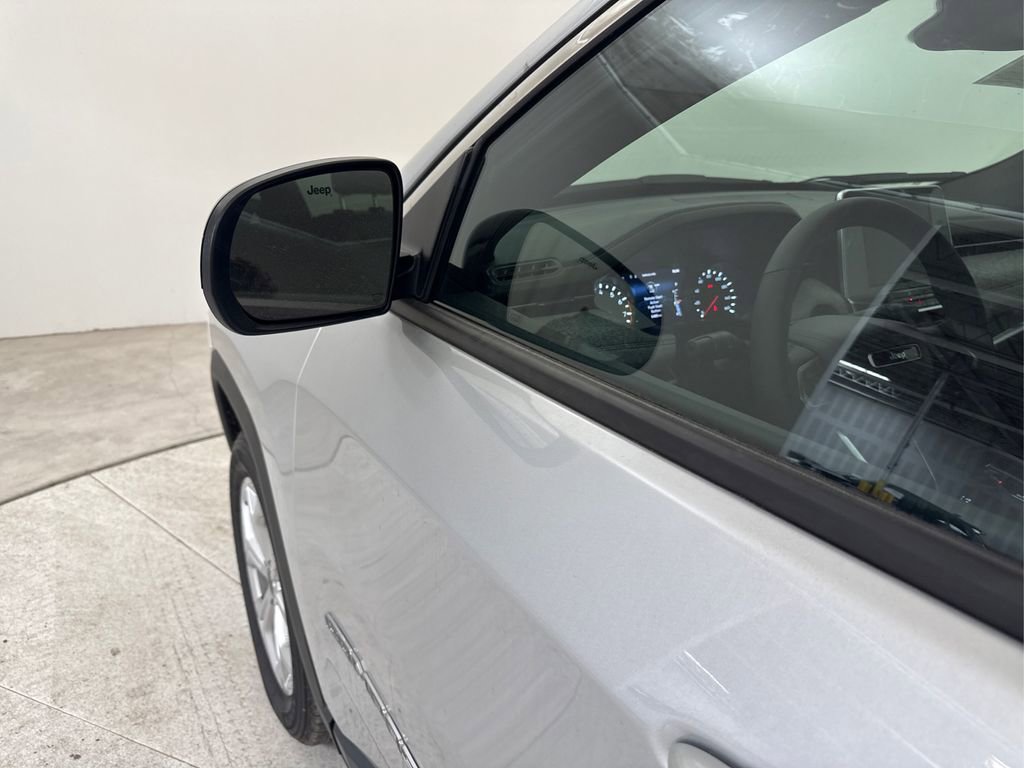Used 2025 Jeep Compass Latitude image 16