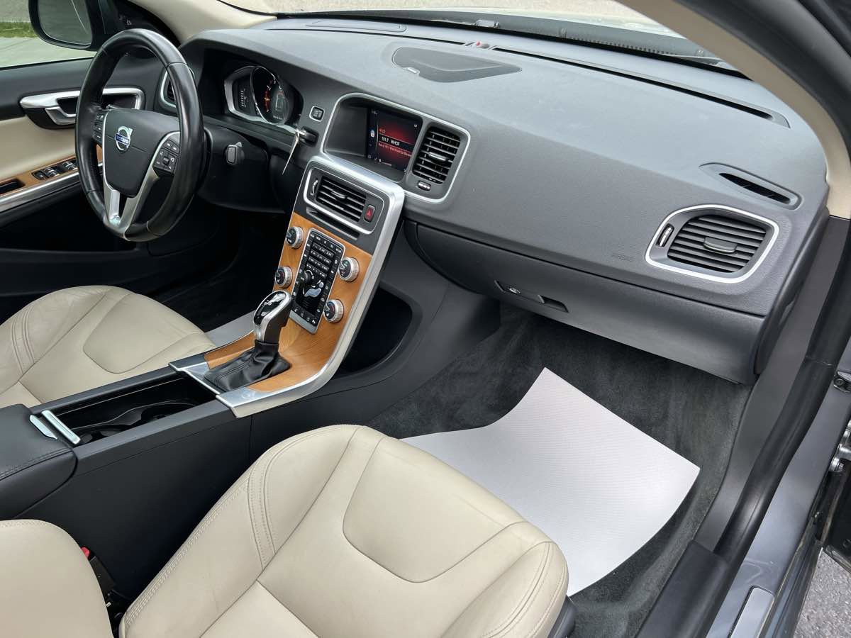 Used 2018 Volvo S60 T5 Inscription Platinum image 19