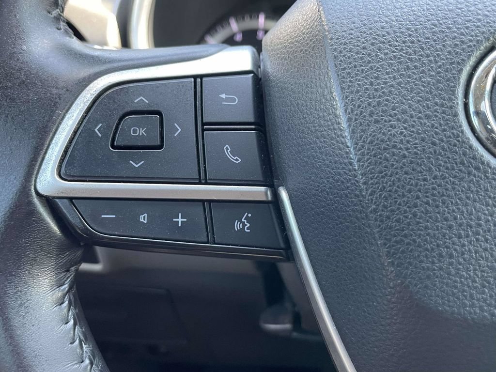 Used 2024 Toyota Highlander XLE AWD/4WD image 30