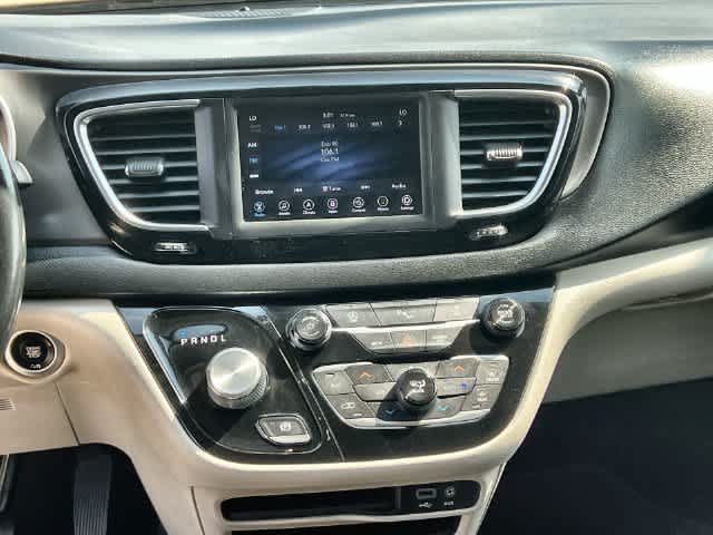 Used 2020 Chrysler Pacifica Touring-L FWD image 18