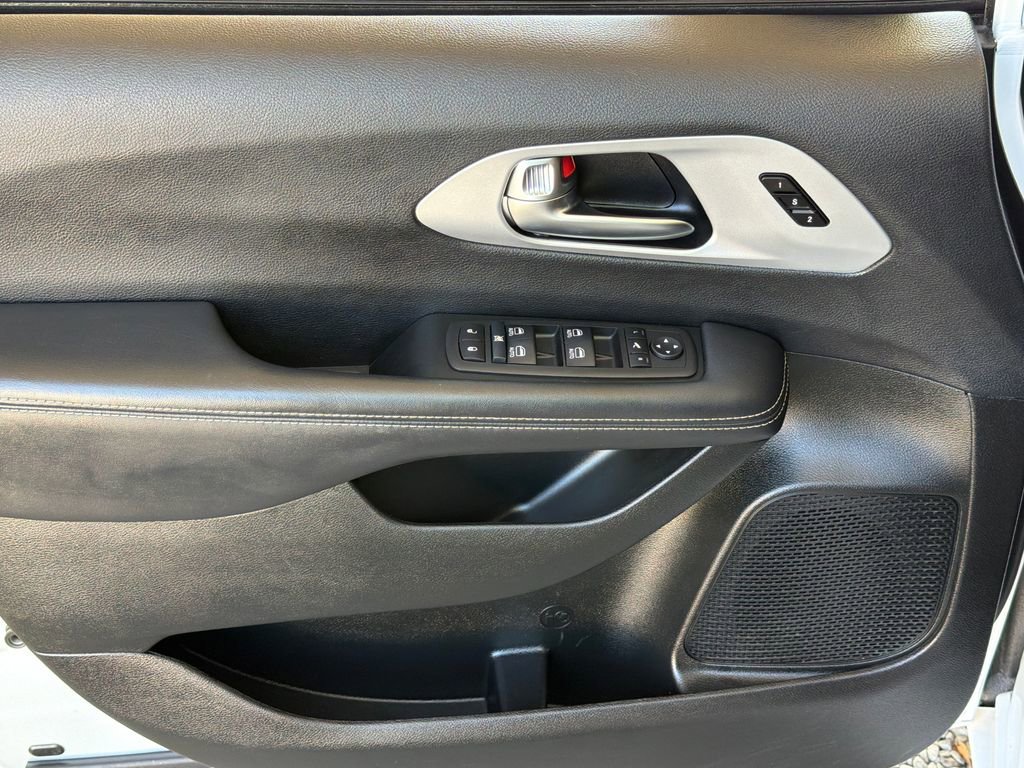 Used 2025 Chrysler Pacifica Limited FWD image 3