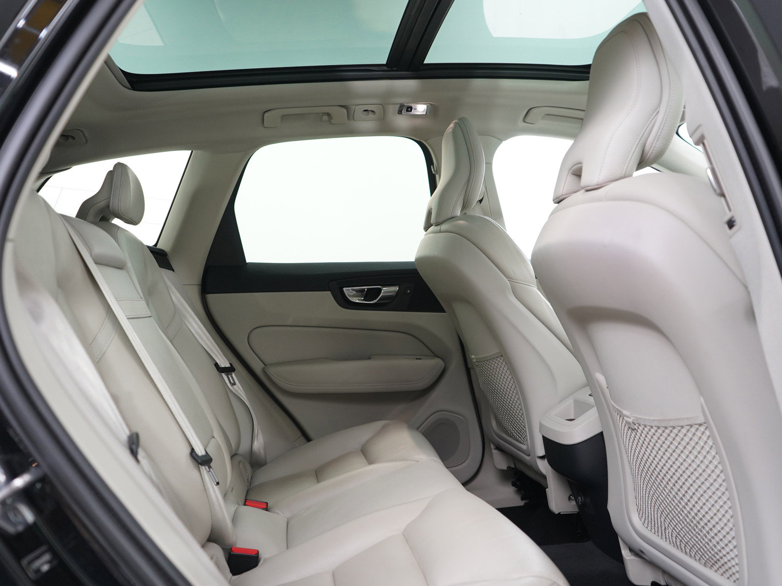 Used 2019 Volvo XC60 T6 Momentum w/ Multimedia Package image 12