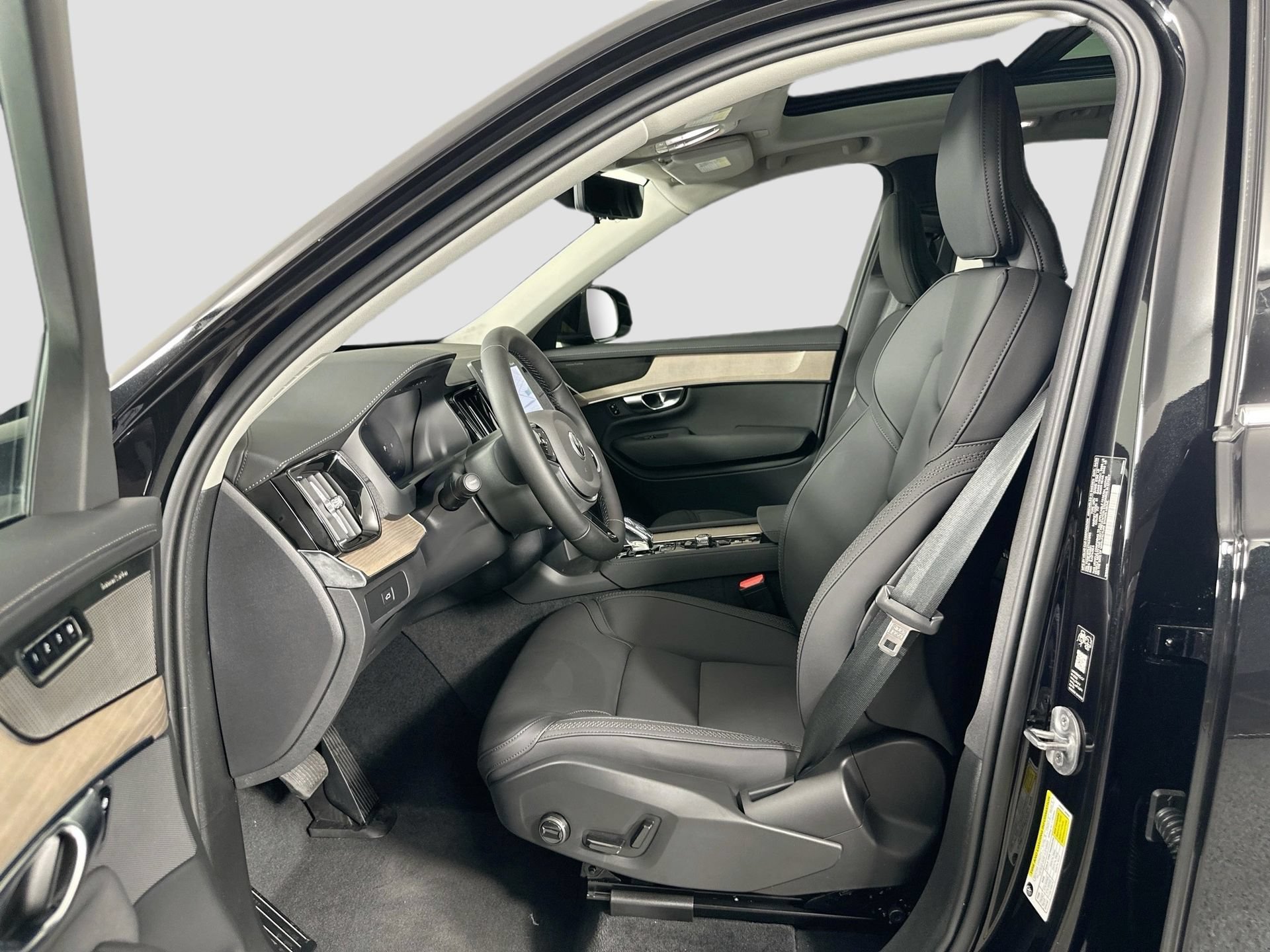 New 2026 Volvo XC90 B5 Plus w/ Protection Package Premier AWD/4WD image 23