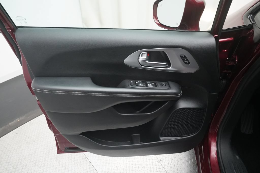 Used 2020 Chrysler Pacifica Touring-L Plus w/ S Appearance Package FWD image 30