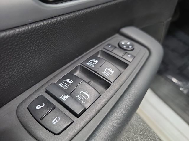 Used 2023 Chrysler Pacifica Touring-L w/ Uconnect Theater Family Group image 27