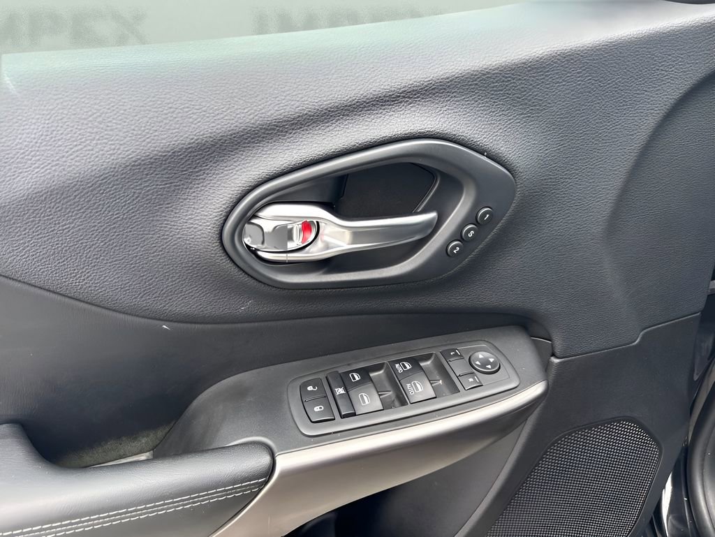 Used 2019 Jeep Cherokee Limited FWD image 26