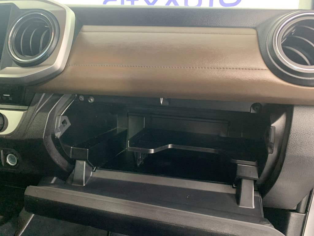 Used 2016 Toyota Tacoma Limited w/ Towing Package image 41