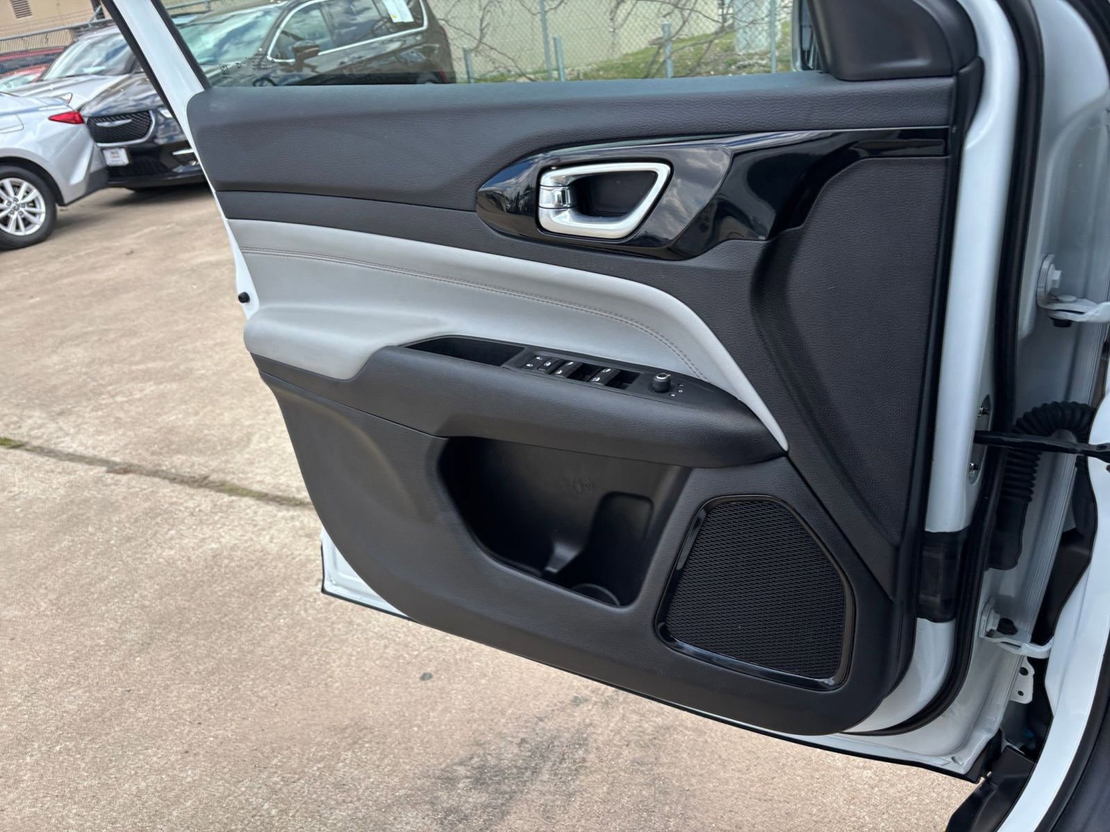 Used 2025 Jeep Compass Limited image 18