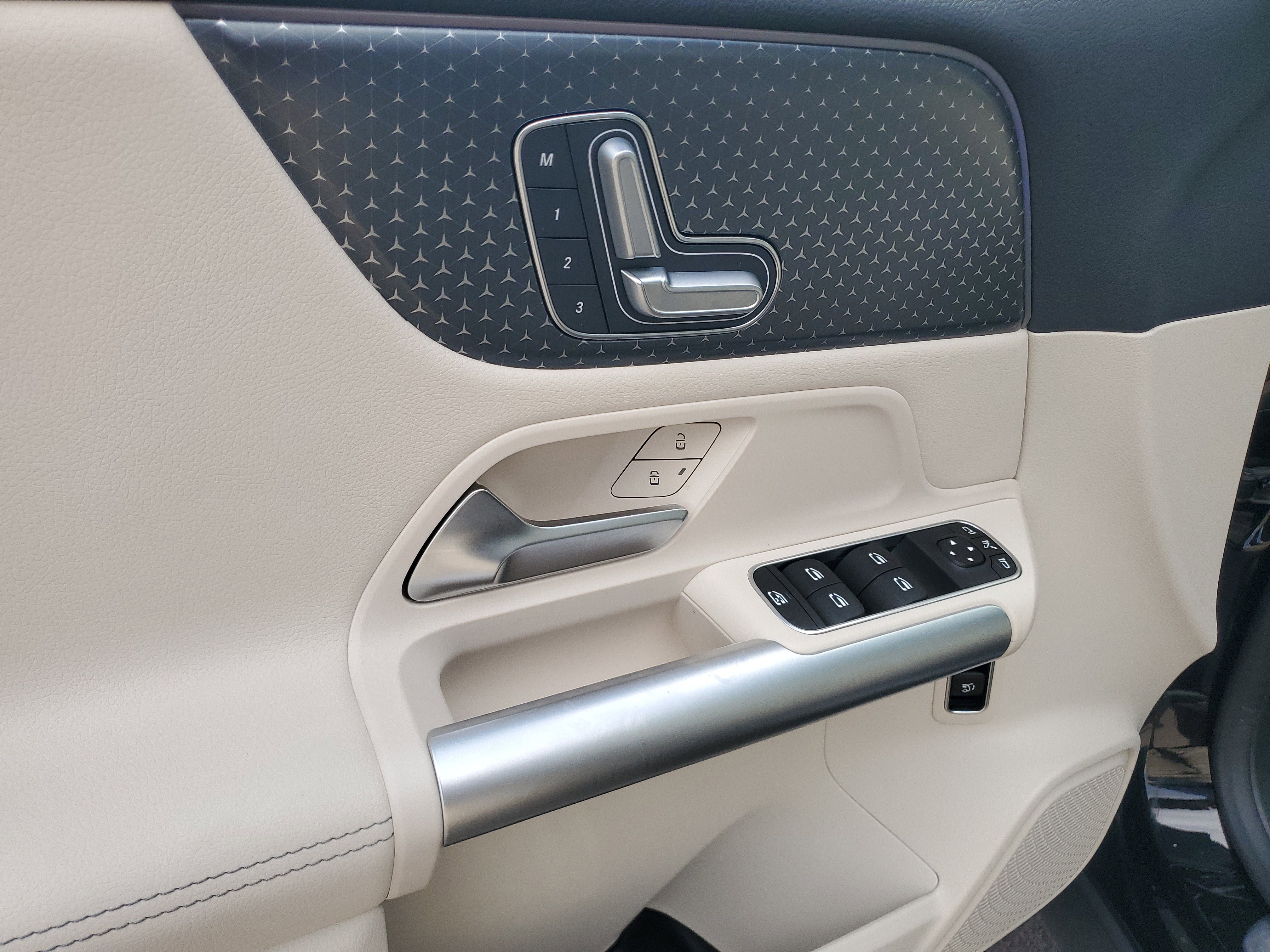 Certified 2025 Mercedes-Benz GLA 250 image 18