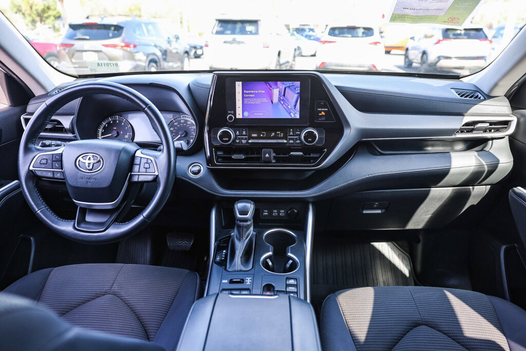 Used 2023 Toyota Highlander LE AWD/4WD image 2