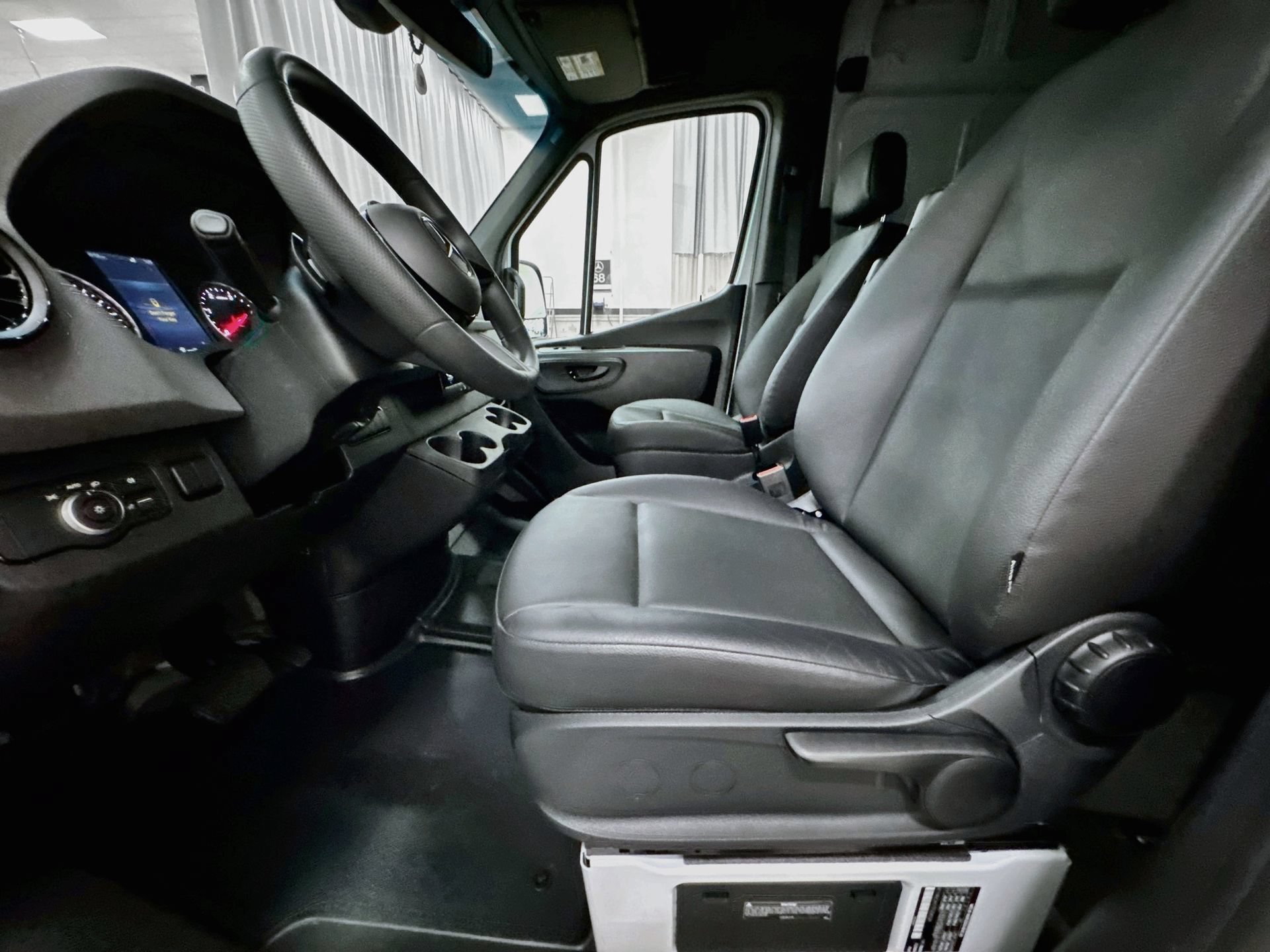 Used 2025 Mercedes-Benz Sprinter 2500 image 21
