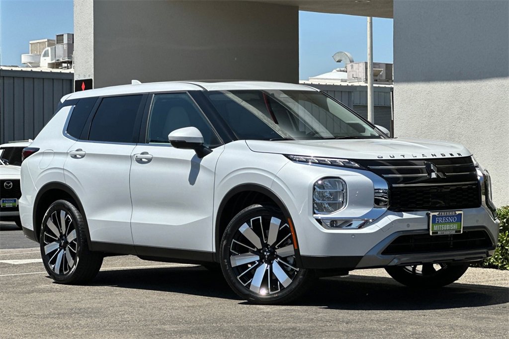 New 2025 Mitsubishi Outlander SE image 3
