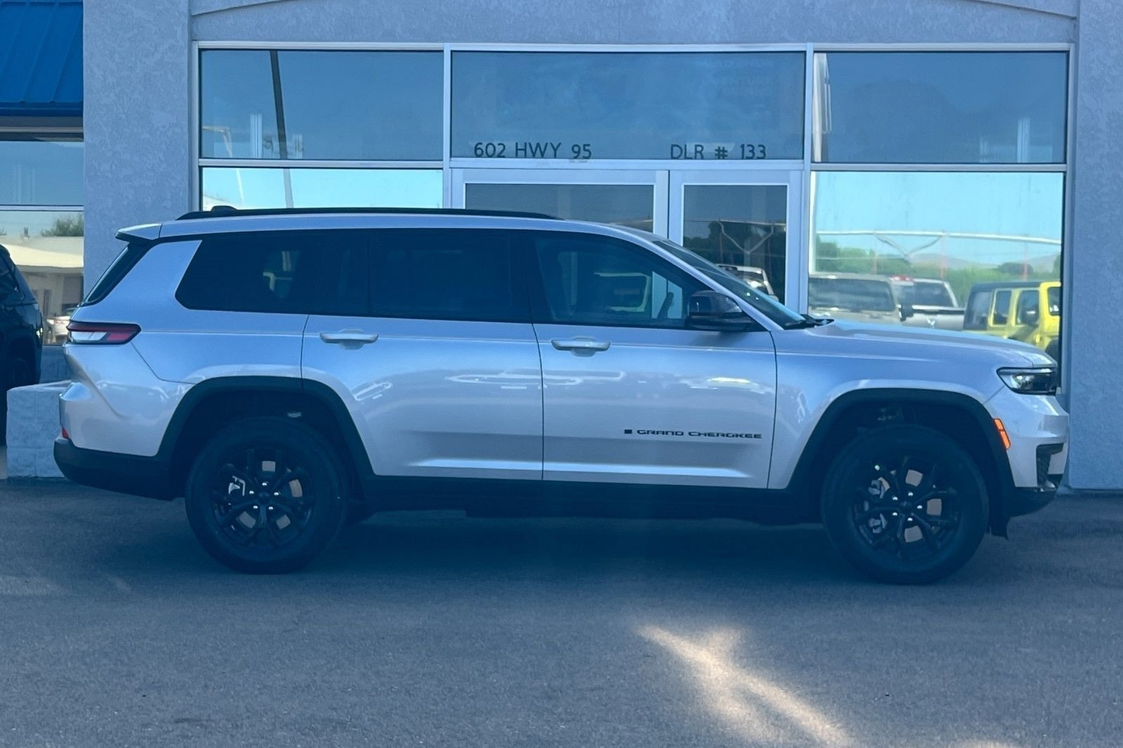 New 2025 Jeep Grand Cherokee L Laredo image 4