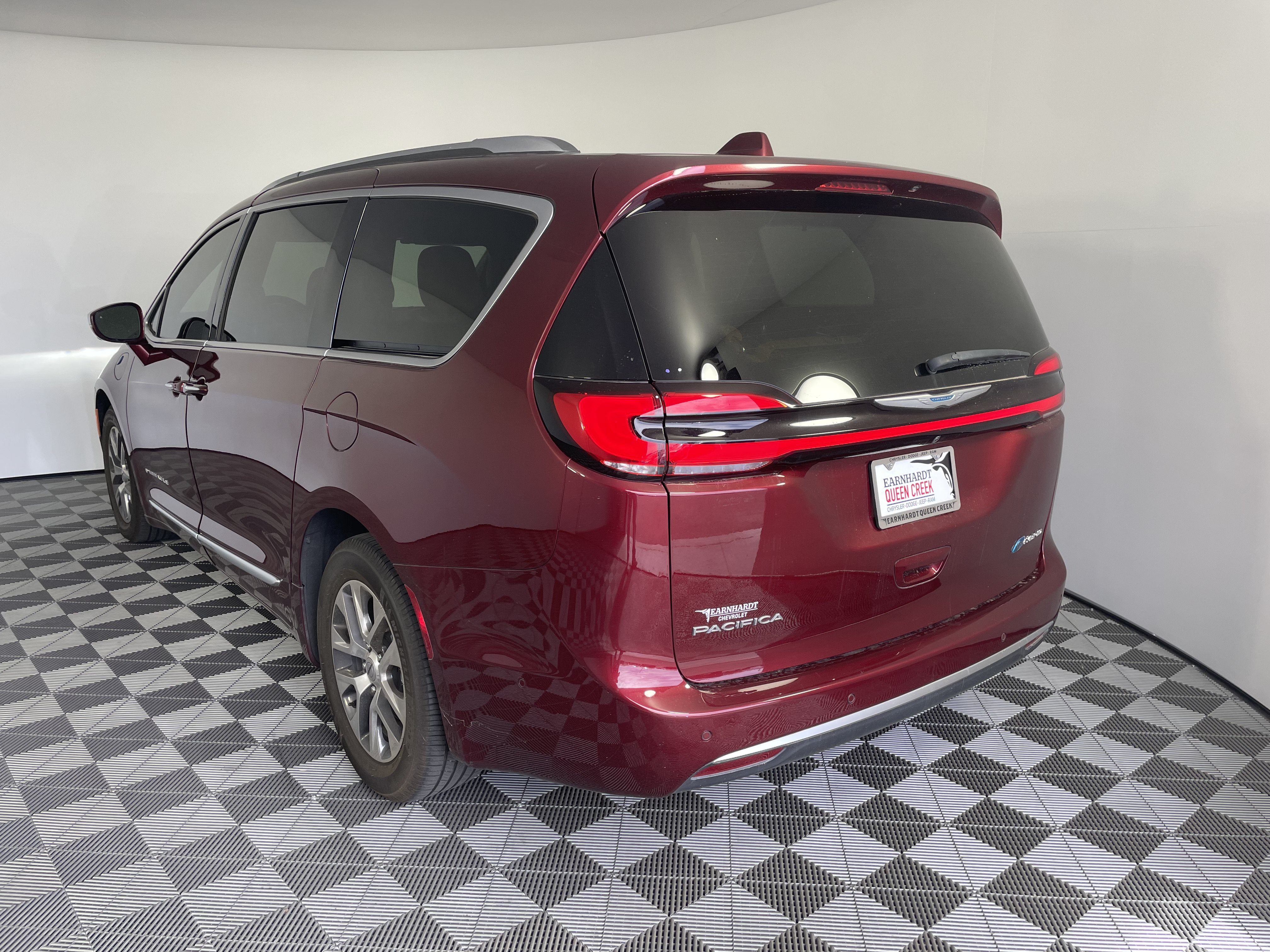 Used 2021 Chrysler Pacifica Pinnacle FWD image 3