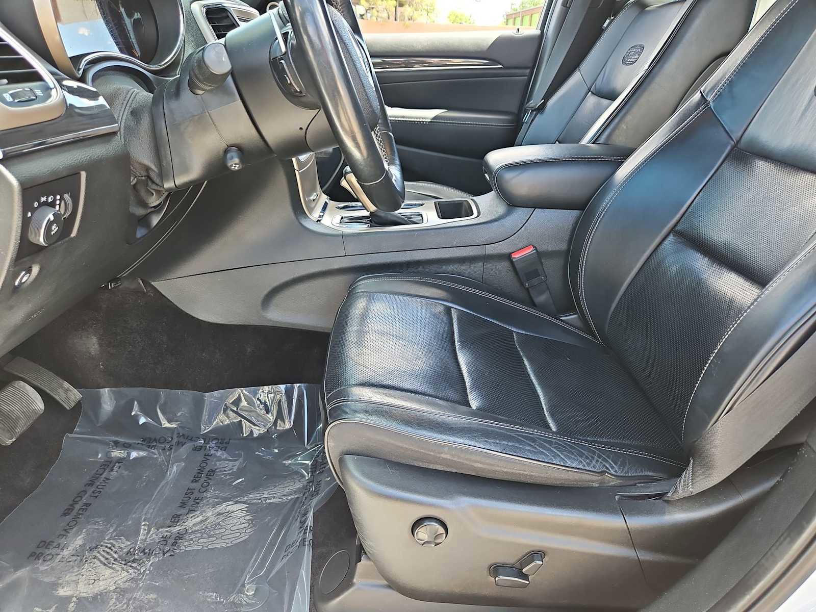 Used 2017 Jeep Grand Cherokee Overland w/ Jeep Active Safety Group RWD image 17