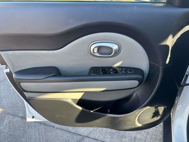 Used 2016 Kia Soul + image 25
