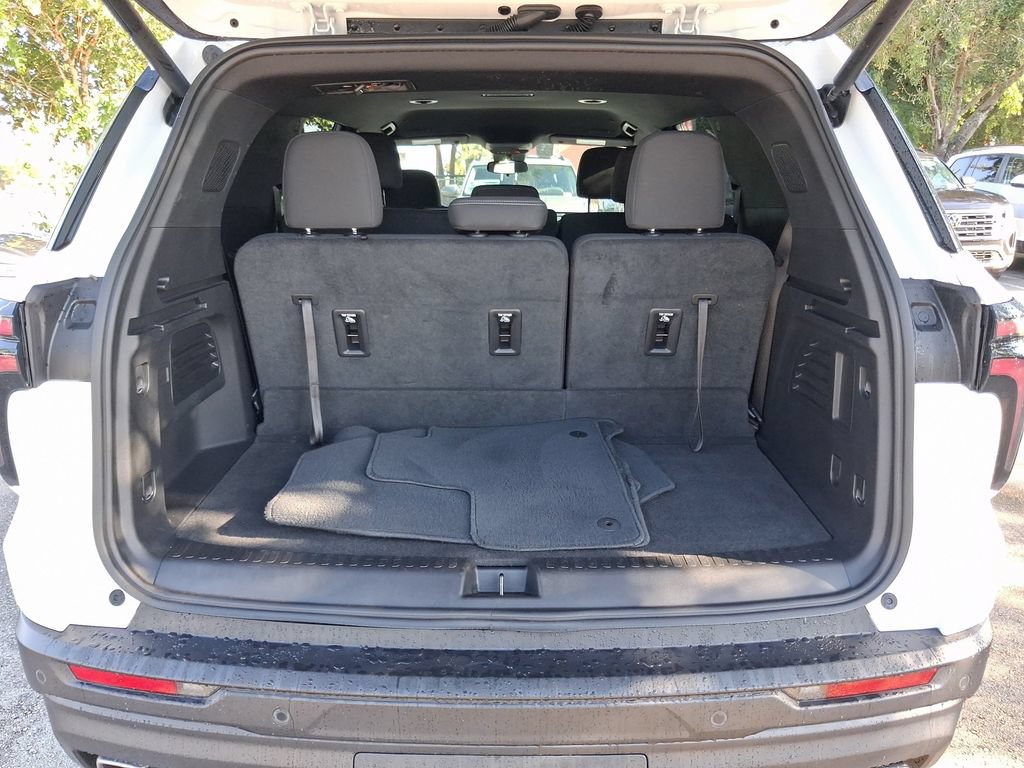Used 2024 Chevrolet Traverse LS FWD image 12