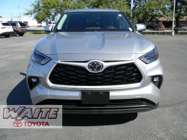 Used 2022 Toyota Highlander LE AWD/4WD image 6