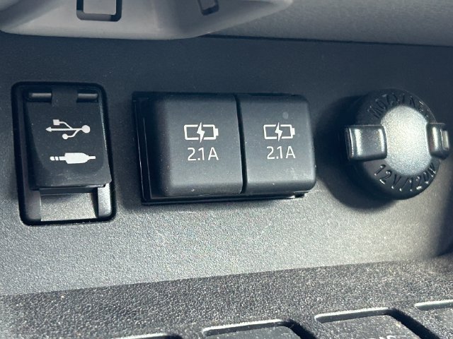 Used 2019 Toyota Highlander LE AWD/4WD image 17