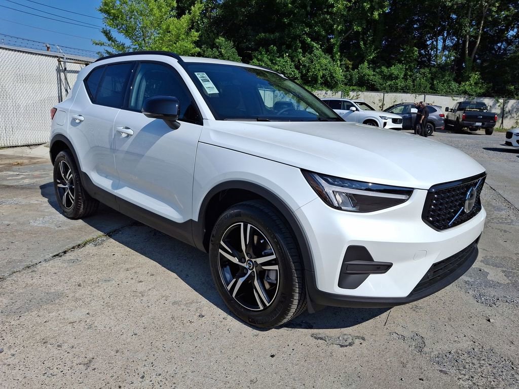 New 2026 Volvo XC40 B5 Core w/ Climate Package