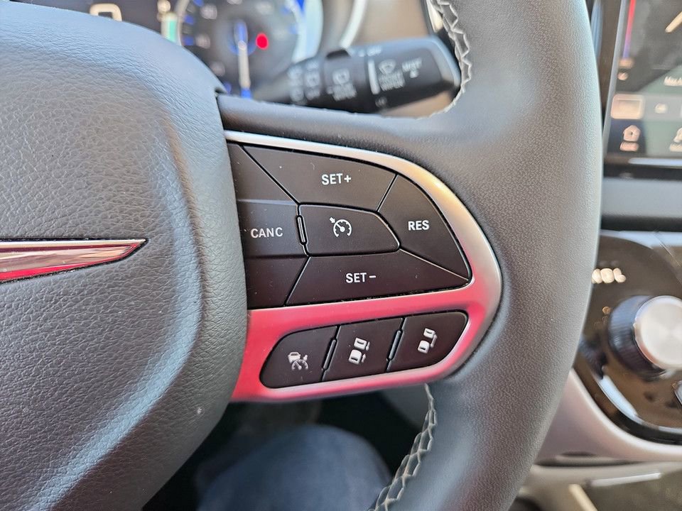 Used 2024 Chrysler Pacifica Touring-L image 16