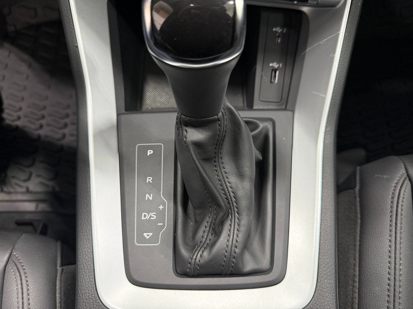 Used 2020 Audi Q3 2.0T Premium w/ Convenience Package AWD/4WD image 14