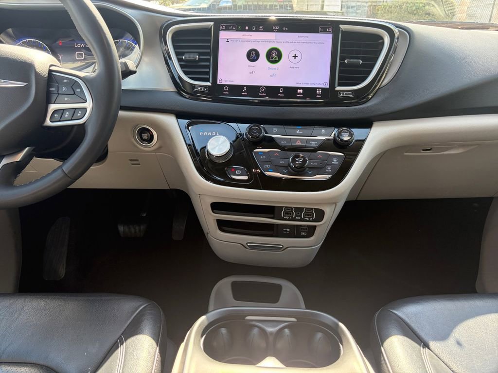 Used 2022 Chrysler Pacifica Touring-L image 12