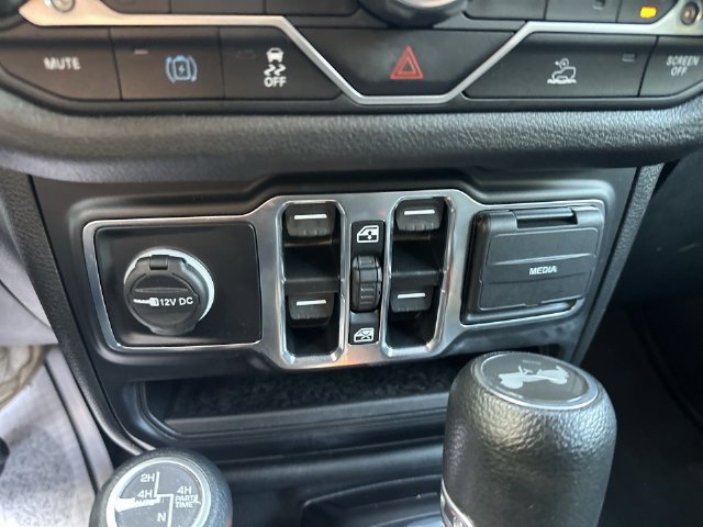 Used 2024 Jeep Wrangler Unlimited w/ Convenience Group AWD/4WD image 17