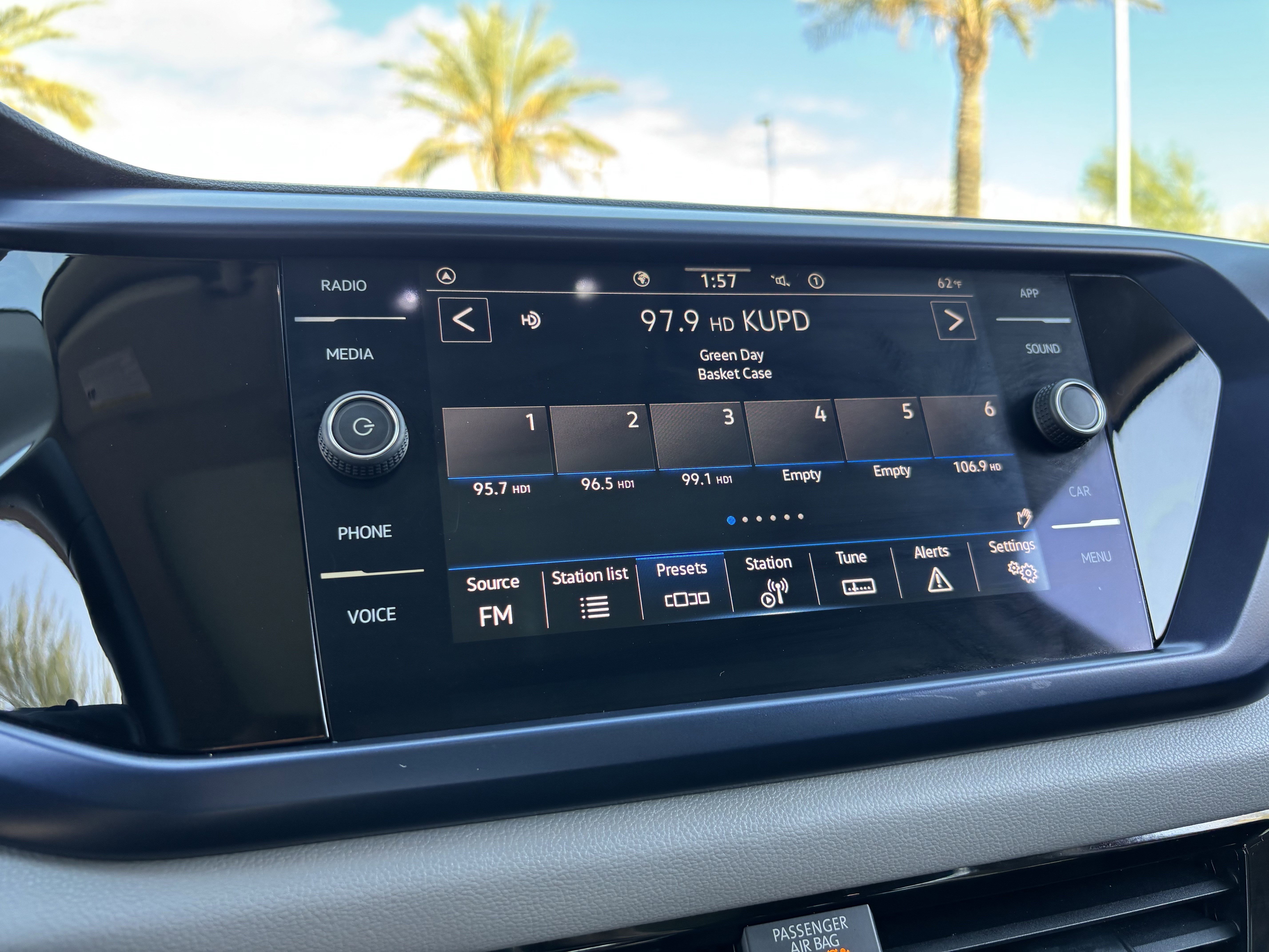 Certified 2022 Volkswagen Taos SE w/ Panoramic Sunroof Package image 21